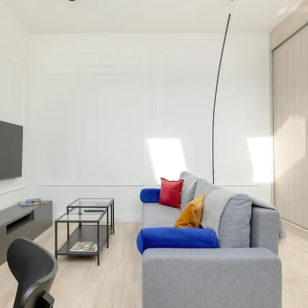 Minimalist Bright Kopernika Near Old Town In By Renters Posen